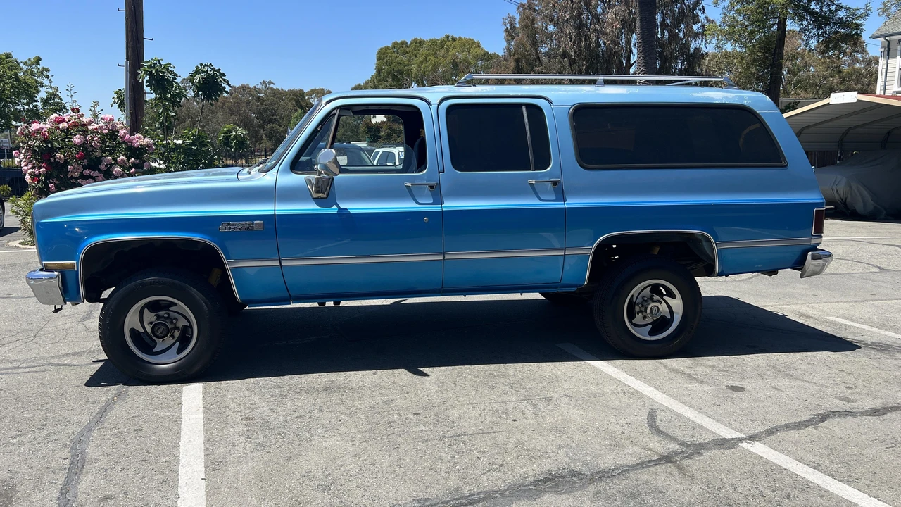 1984 GMC Suburban 7th Gen - Image 9 of 31