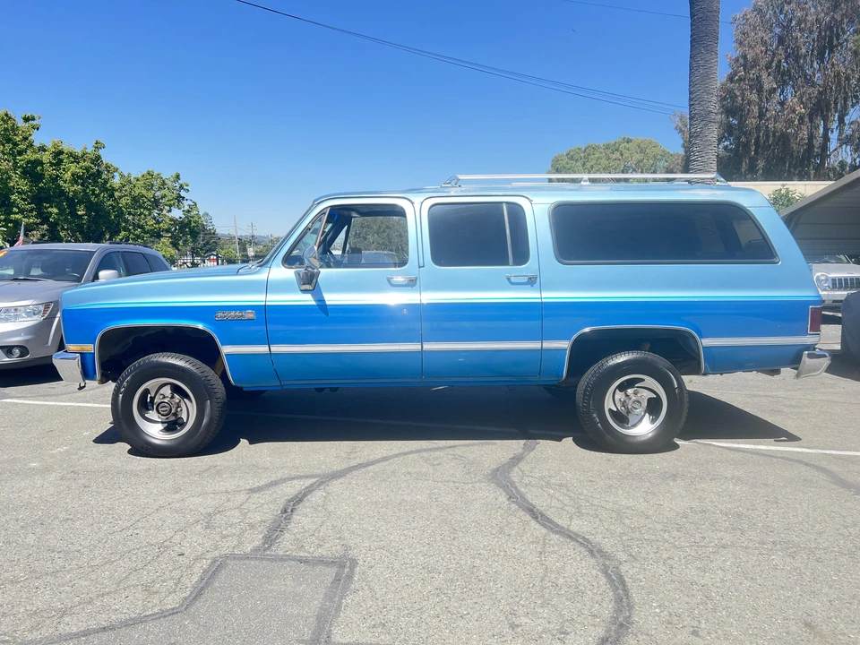 1984 GMC Suburban 7th Gen - Image 11 of 31