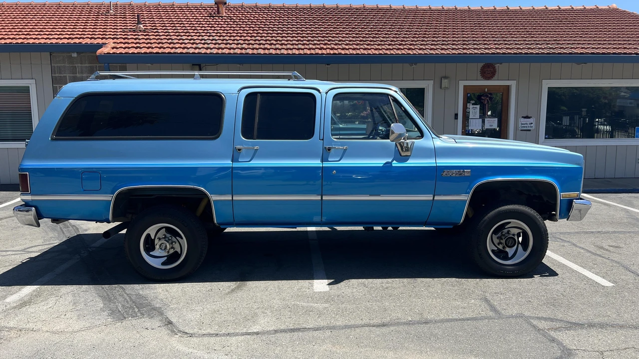 1984 GMC Suburban 7th Gen - Image 14 of 31