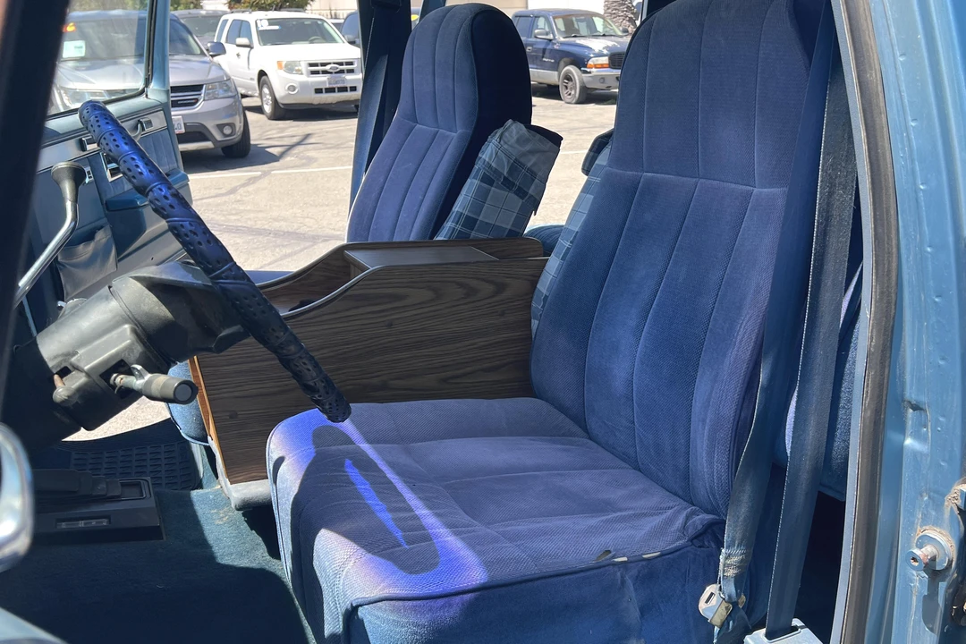 1984 GMC Suburban 7th Gen - Image 27 of 31