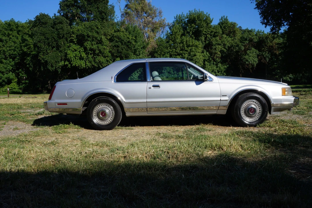 1984 Lincoln Continental Mark VII - Image 11 of 31