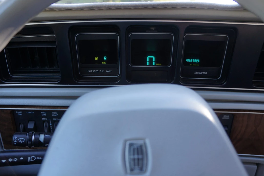 1984 Lincoln Continental Mark VII - Image 24 of 31