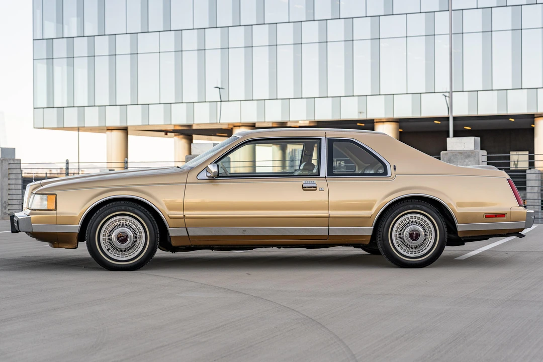 1984 Lincoln Continental Mark VII - Image 3 of 31