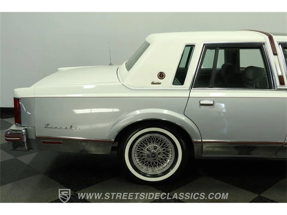 1984 Lincoln Town Car - Image 28 of 31