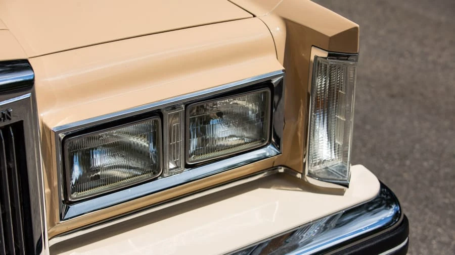 1984 Lincoln Town Car - Image 8 of 24