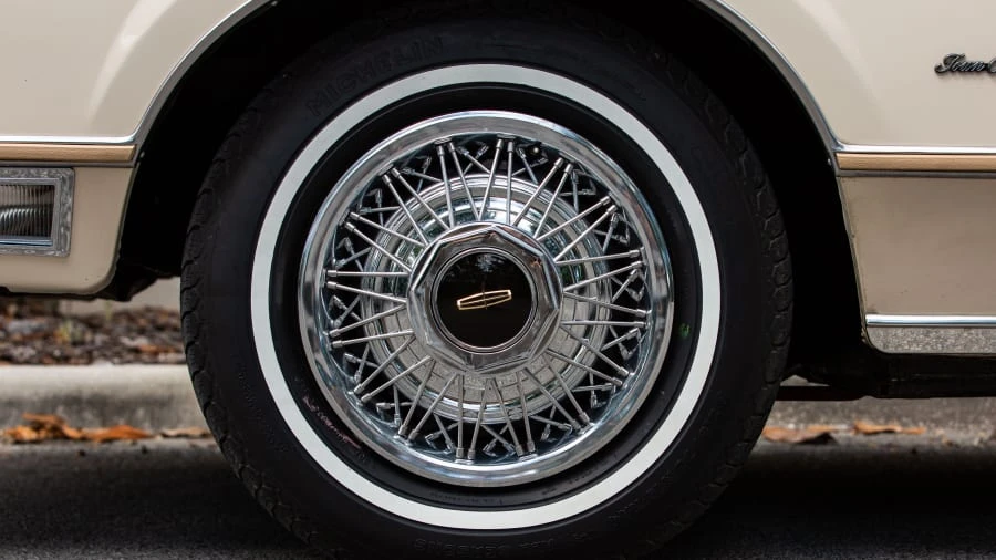 1984 Lincoln Town Car - Image 11 of 24
