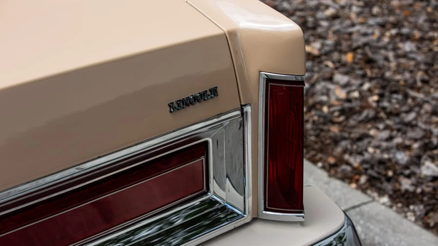 1984 Lincoln Town Car - Image 9 of 24