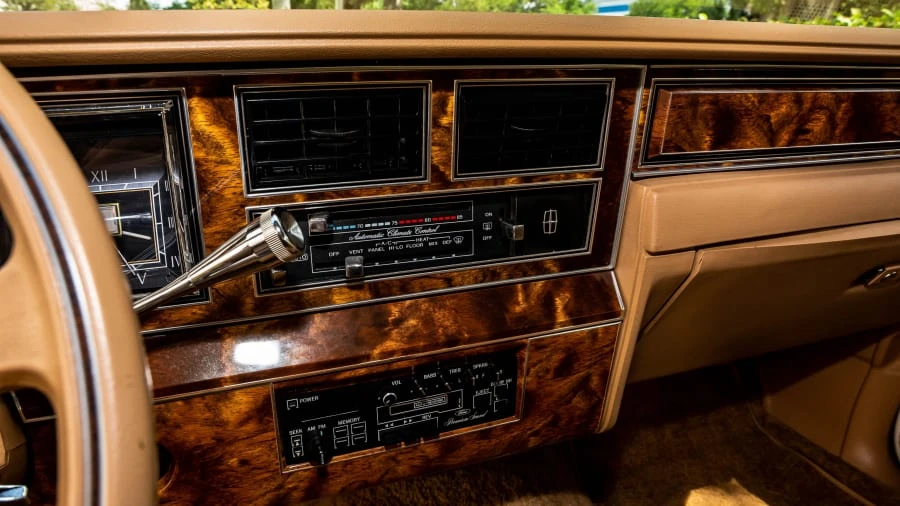 1984 Lincoln Town Car - Image 17 of 24