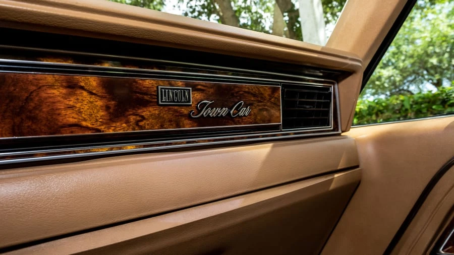1984 Lincoln Town Car - Image 18 of 24