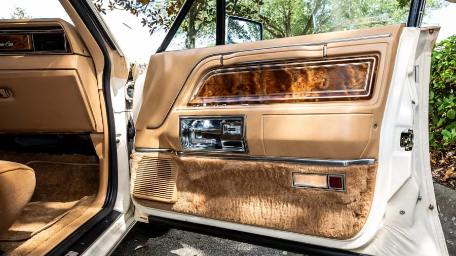 1984 Lincoln Town Car - Image 13 of 24
