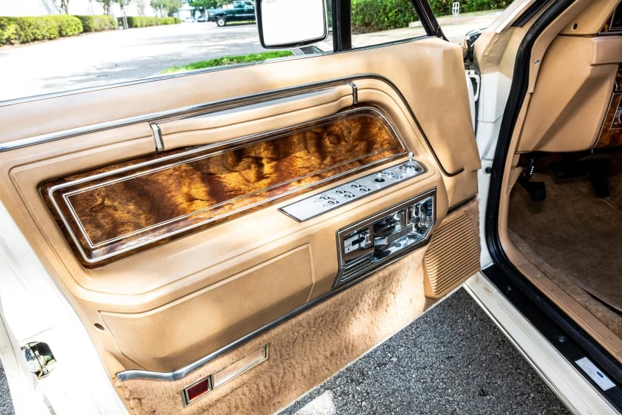 1984 Lincoln Town Car - Image 25 of 31