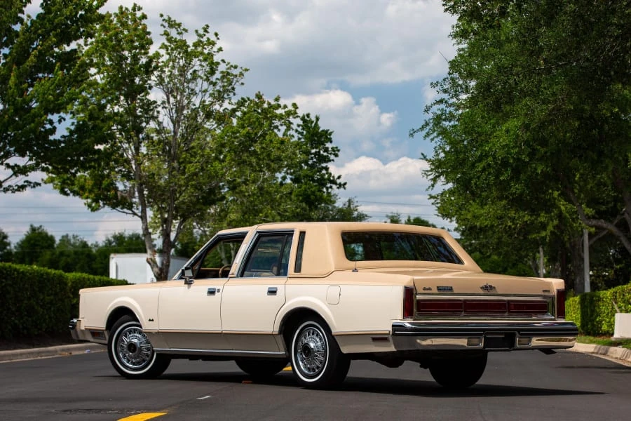 1984 Lincoln Town Car - Image 8 of 23