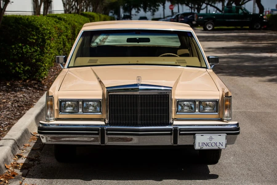 1984 Lincoln Town Car - Image 9 of 23