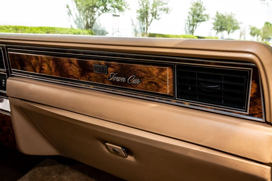 1984 Lincoln Town Car - Image 19 of 23