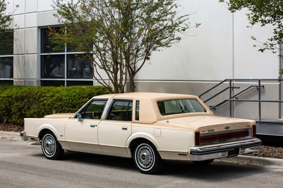 1984 Lincoln Town Car - Image 13 of 31