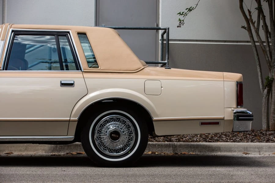 1984 Lincoln Town Car - Image 8 of 31