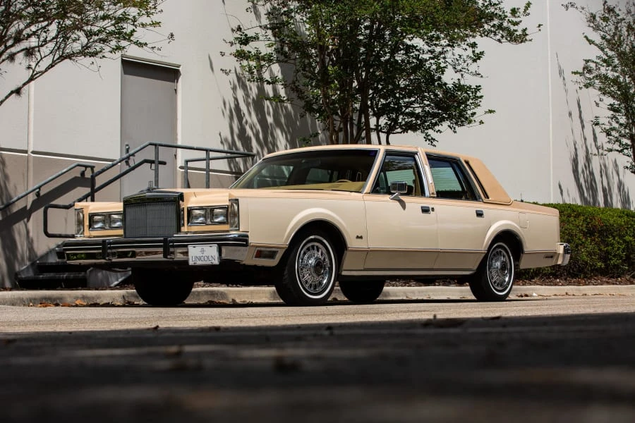 1984 Lincoln Town Car - Image 9 of 31