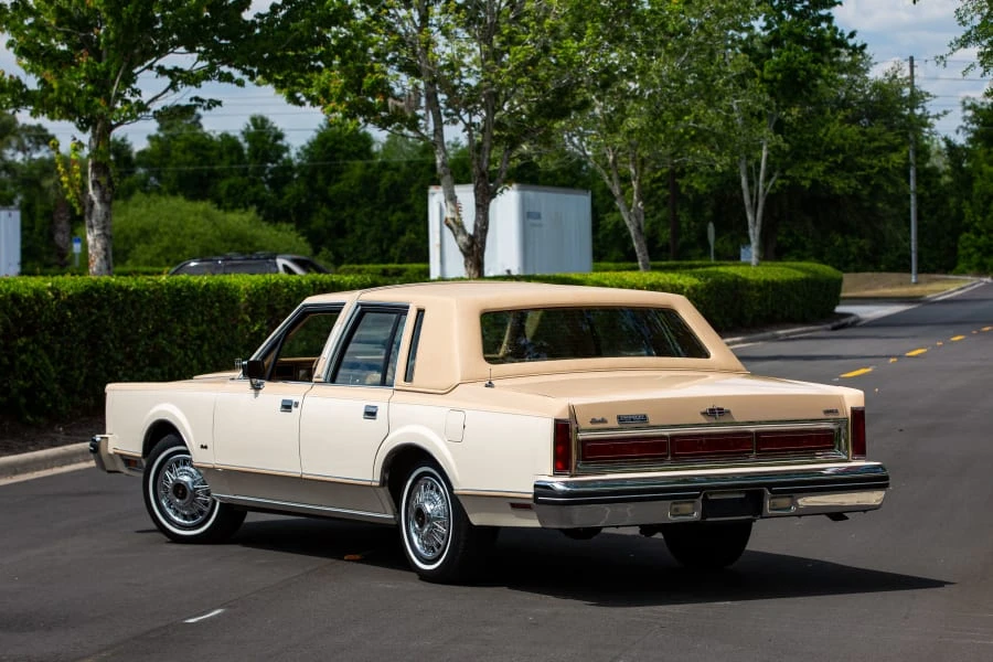 1984 Lincoln Town Car - Image 2 of 31