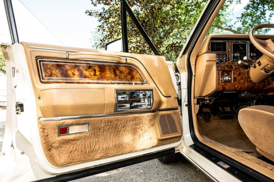 1984 Lincoln Town Car - Image 27 of 31