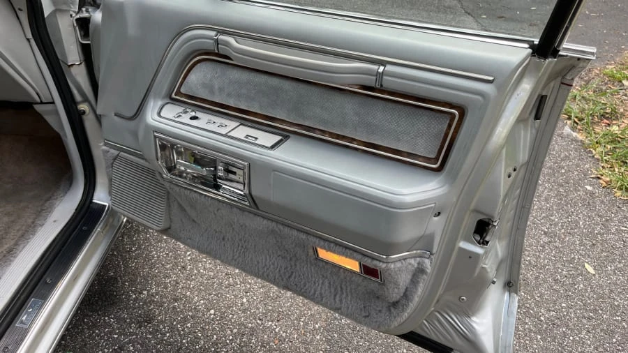 1984 Lincoln Town Car - Image 9 of 17