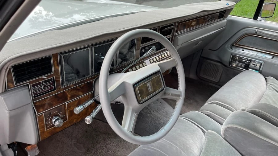 1984 Lincoln Town Car - Image 4 of 17
