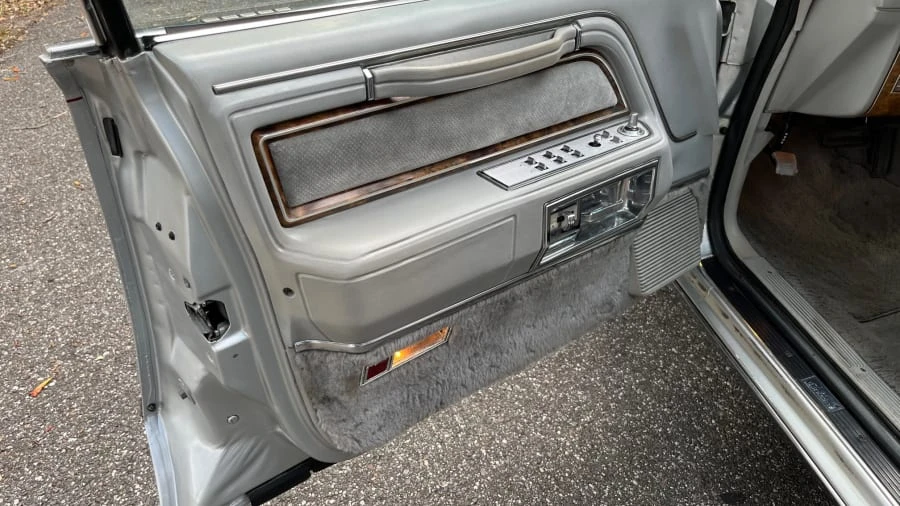 1984 Lincoln Town Car - Image 12 of 17