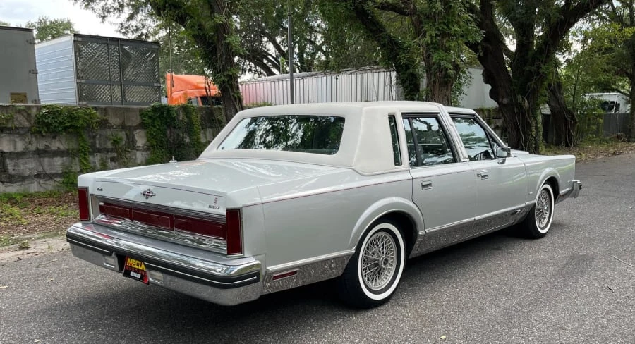 1984 Lincoln Town Car - Image 15 of 17