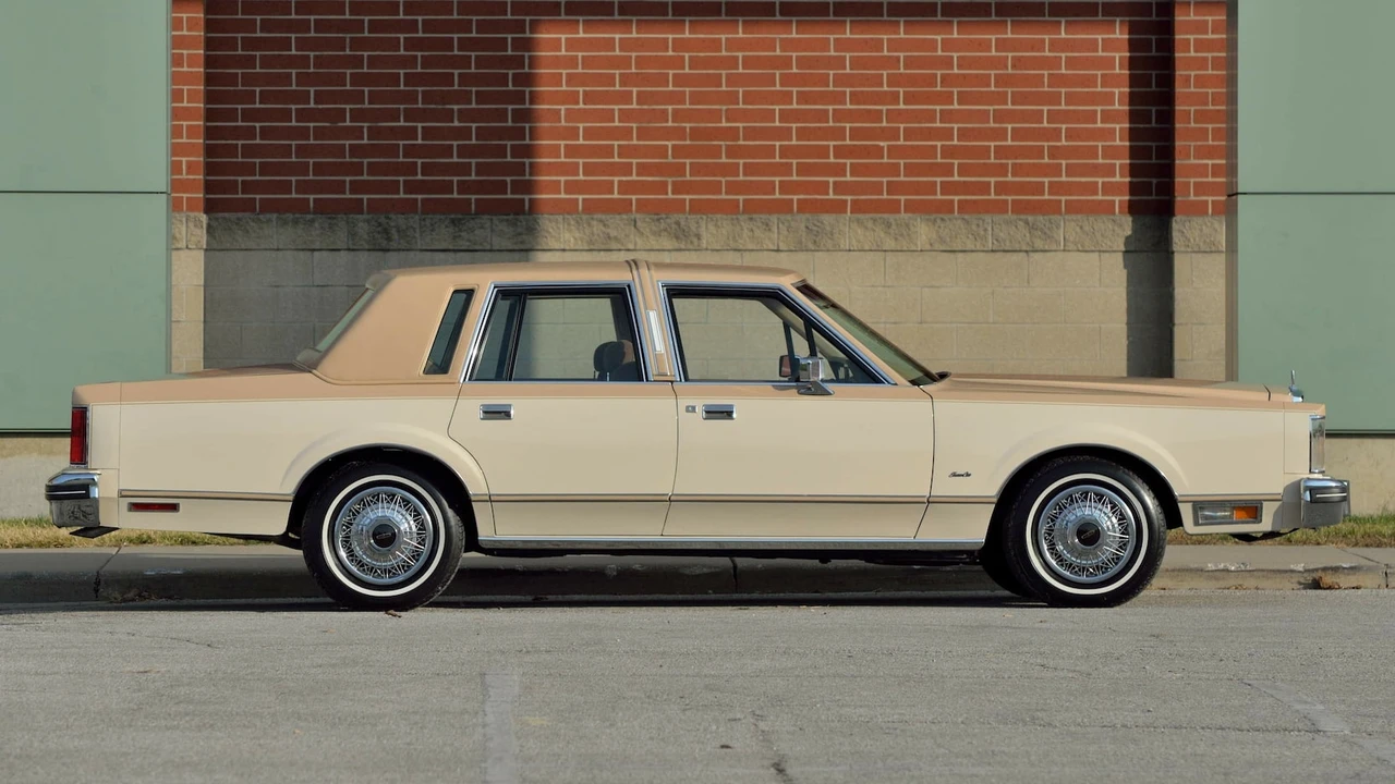 1984 Lincoln Town Car - Image 2 of 30