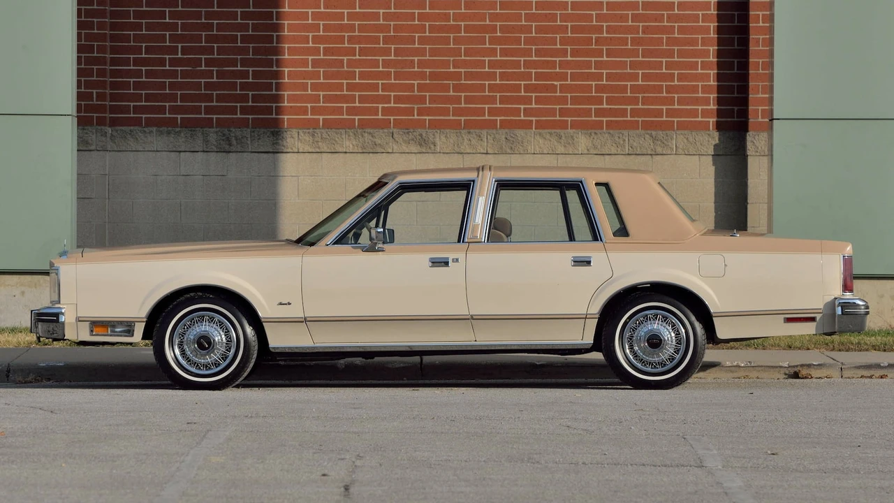 1984 Lincoln Town Car - Image 8 of 30