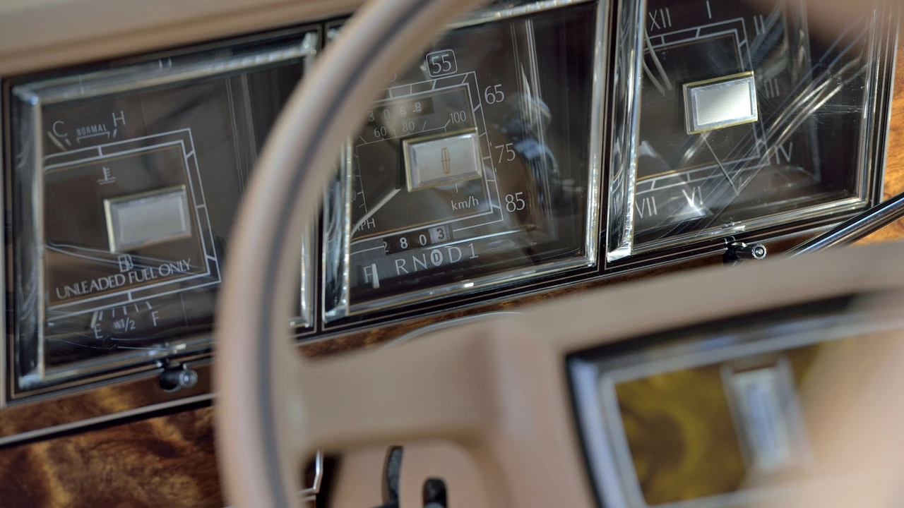1984 Lincoln Town Car - Image 9 of 30