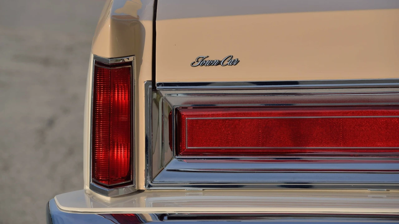 1984 Lincoln Town Car - Image 11 of 30