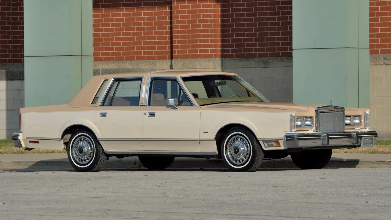 1984 Lincoln Town Car - Image 12 of 30