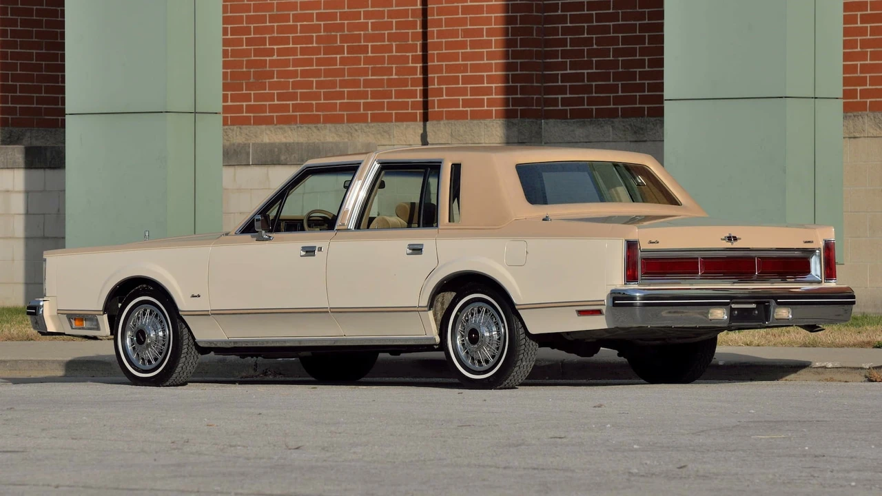 1984 Lincoln Town Car - Image 13 of 30