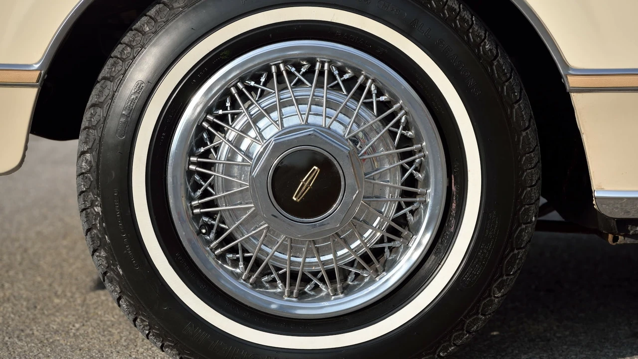 1984 Lincoln Town Car - Image 15 of 30