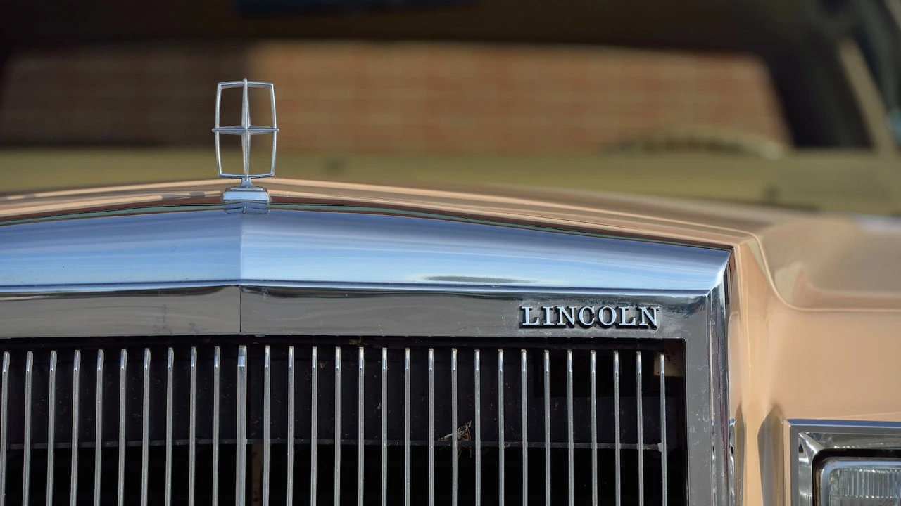 1984 Lincoln Town Car - Image 16 of 30