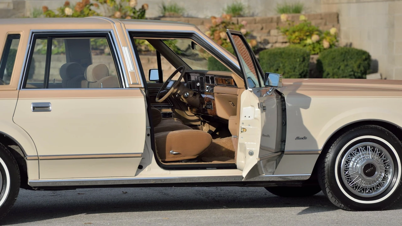 1984 Lincoln Town Car - Image 17 of 30