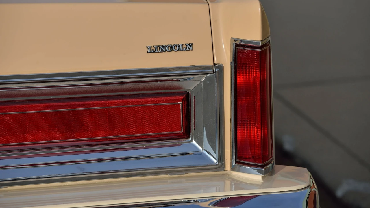 1984 Lincoln Town Car - Image 18 of 30