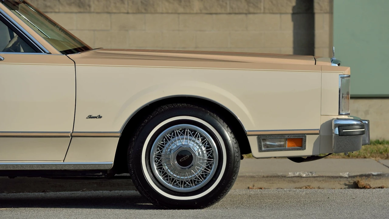 1984 Lincoln Town Car - Image 19 of 30