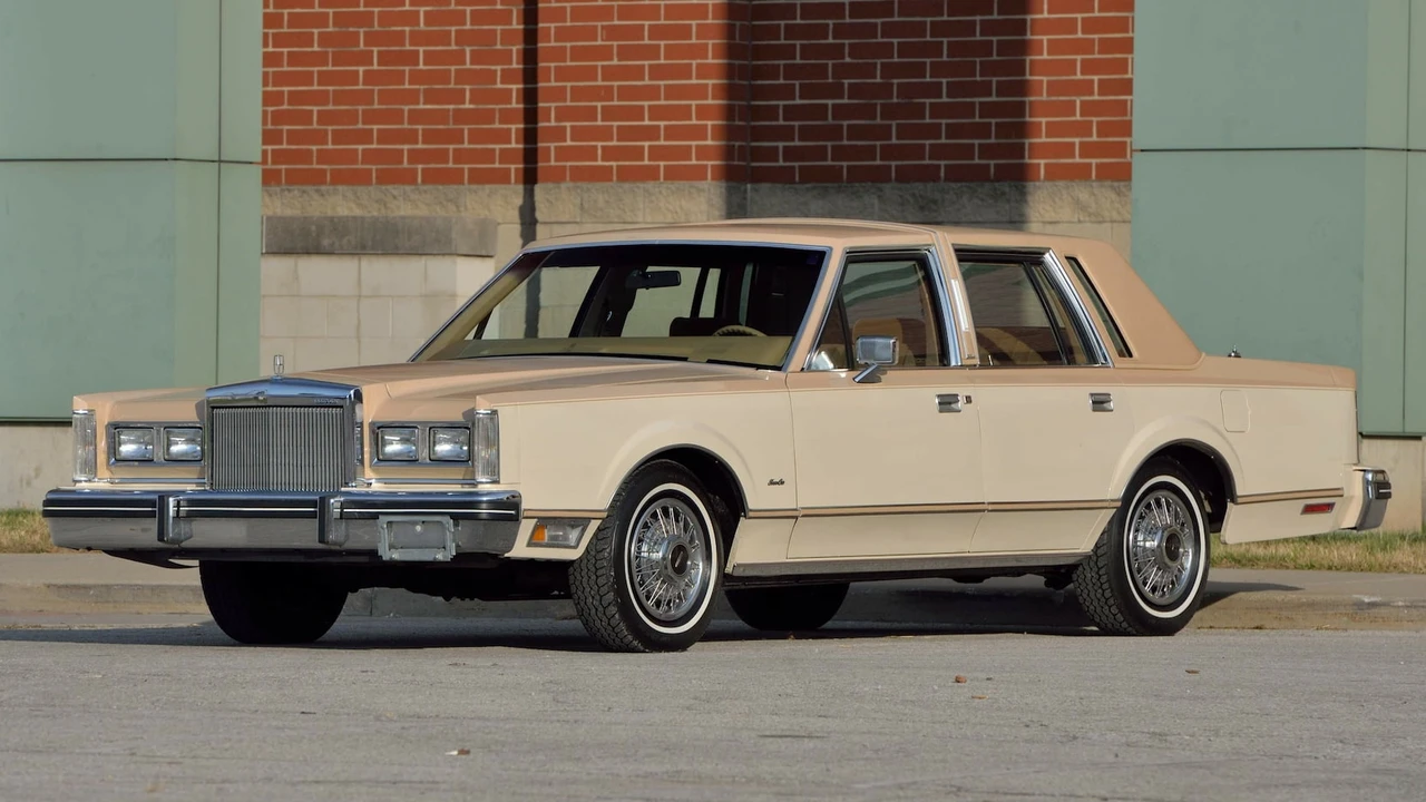 1984 Lincoln Town Car - Image 21 of 30