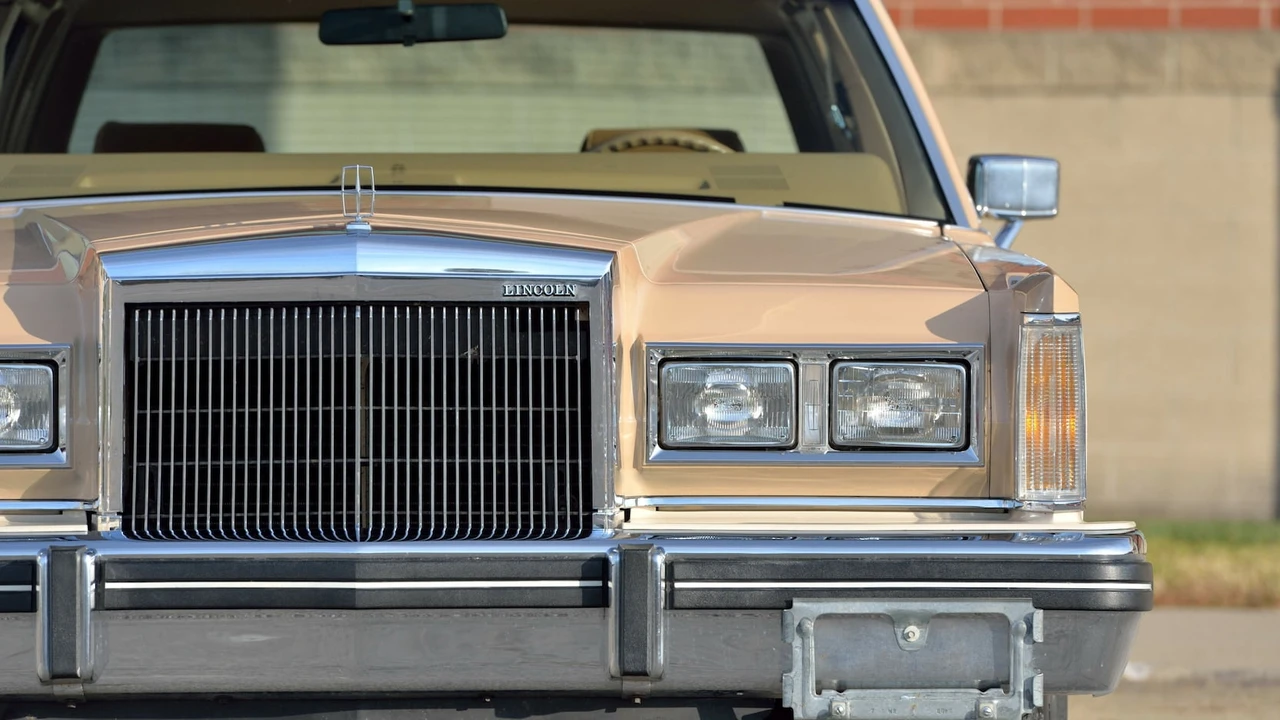 1984 Lincoln Town Car - Image 23 of 30