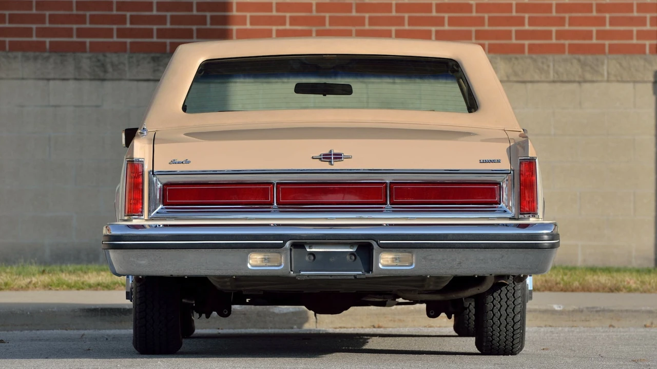 1984 Lincoln Town Car - Image 27 of 30
