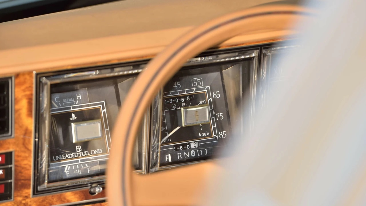1984 Lincoln Town Car - Image 28 of 30