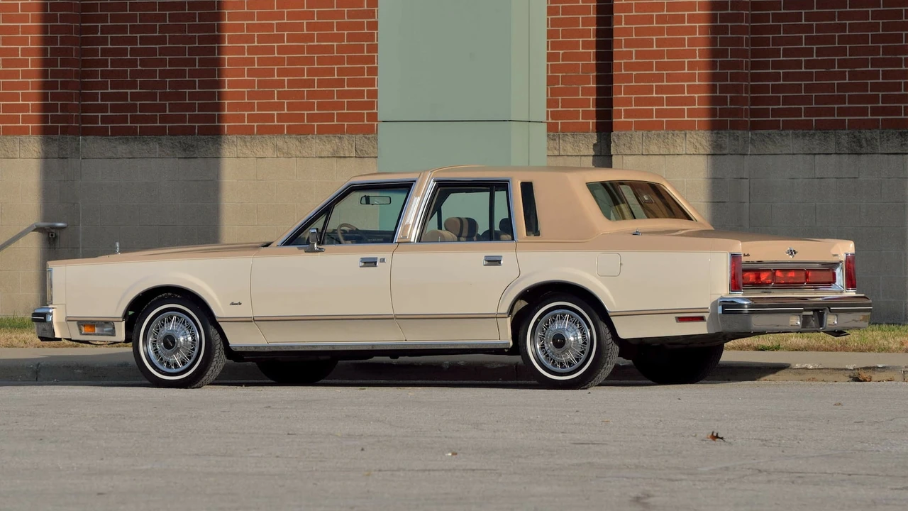 1984 Lincoln Town Car - Image 29 of 30