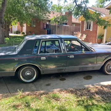 1984 Lincoln Town Car Signature L Sedan 4D