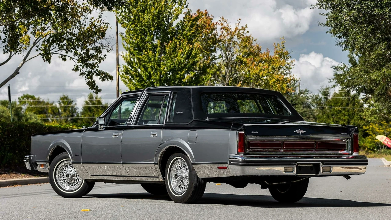 1984 Lincoln Town Car - Image 2 of 31