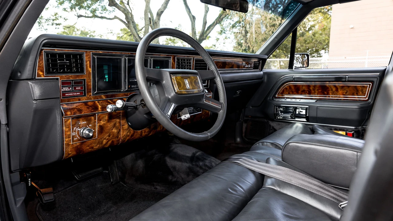 1984 Lincoln Town Car - Image 4 of 31