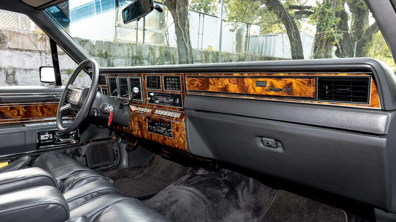 1984 Lincoln Town Car - Image 7 of 31