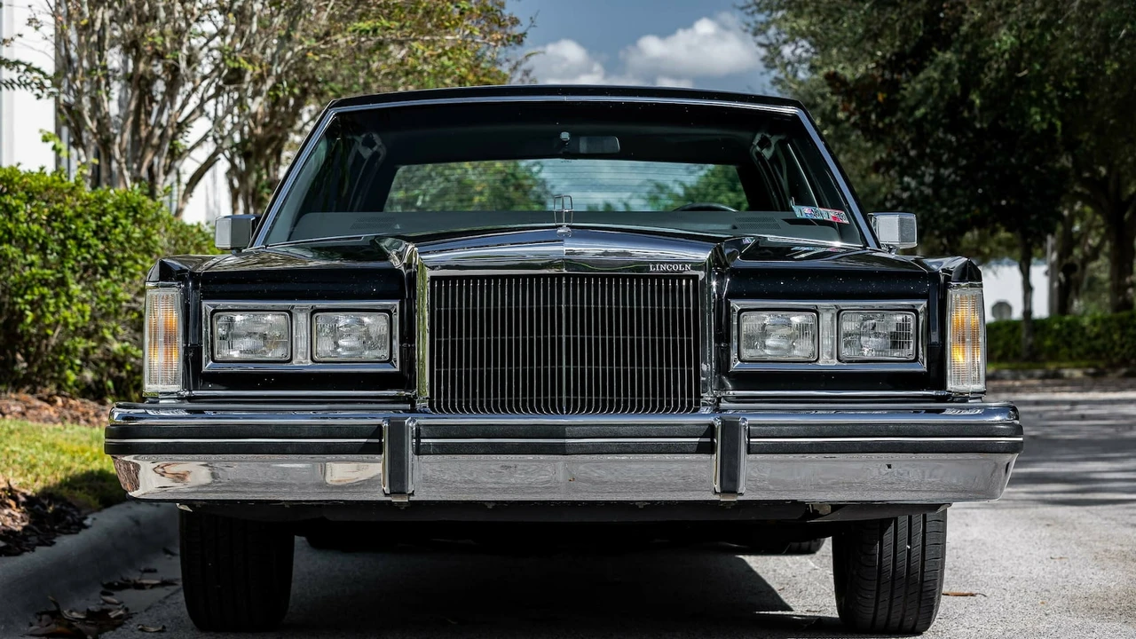 1984 Lincoln Town Car - Image 13 of 31