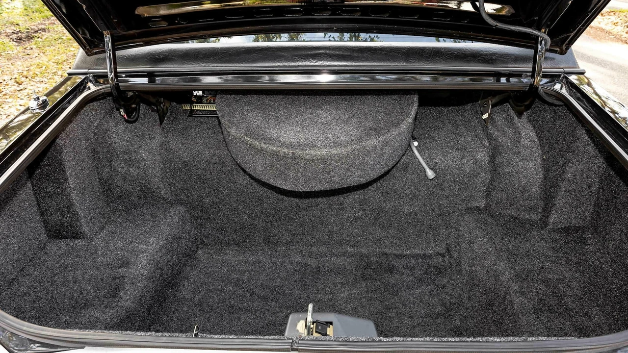 1984 Lincoln Town Car - Image 15 of 31