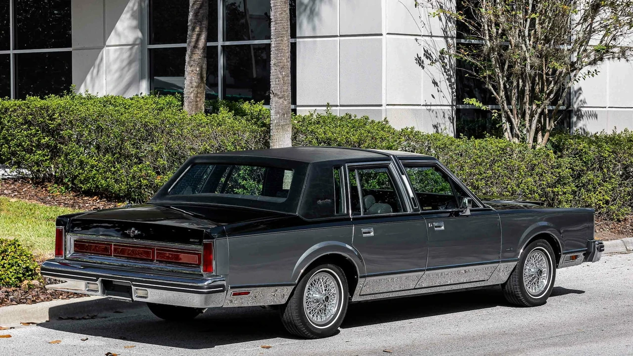 1984 Lincoln Town Car - Image 17 of 31